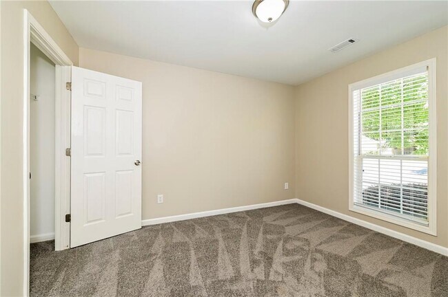 Building Photo - 118 Clarin Way