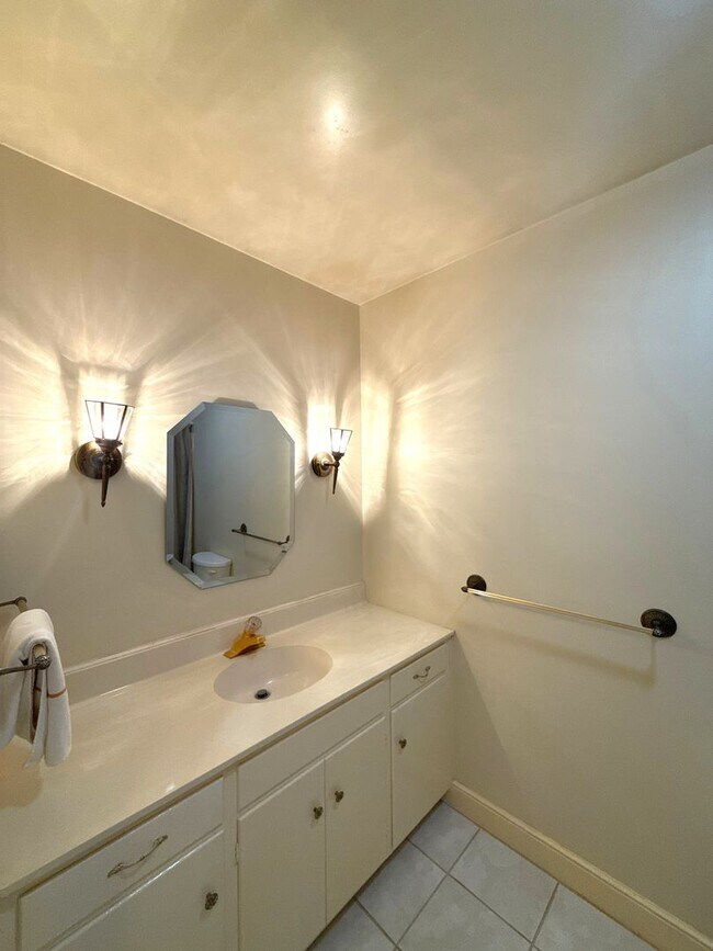 Building Photo - Beautiful 5 Bedroom 3 Bathroom House on Country Club Golf Course!