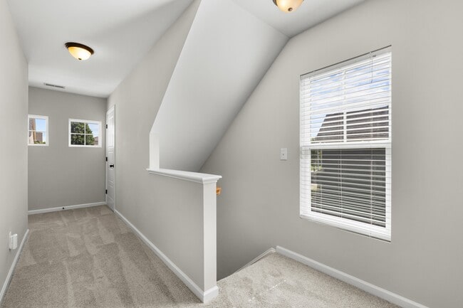 Building Photo - 240 E Quailwood Dr