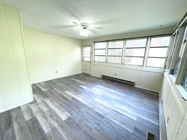 Building Photo - Charming Hendersonville Condo