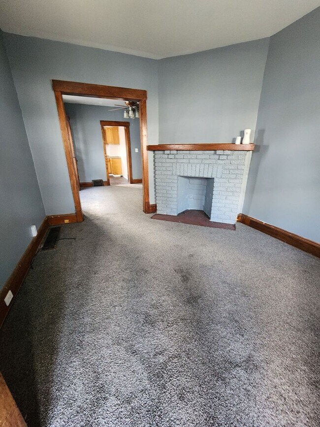 Building Photo - 2 Bedroom First Floor Apartment For Rent o...