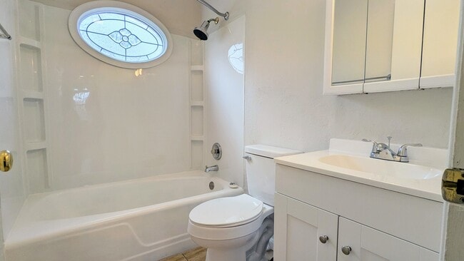 Building Photo - 709 W Kenilworth Ave