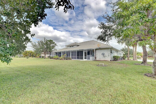 Building Photo - 8028 Plantation Lakes Dr