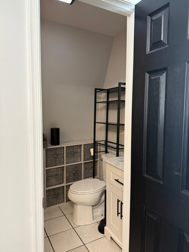 Building Photo - Modern Detached (ADU) Efficiency Apartment