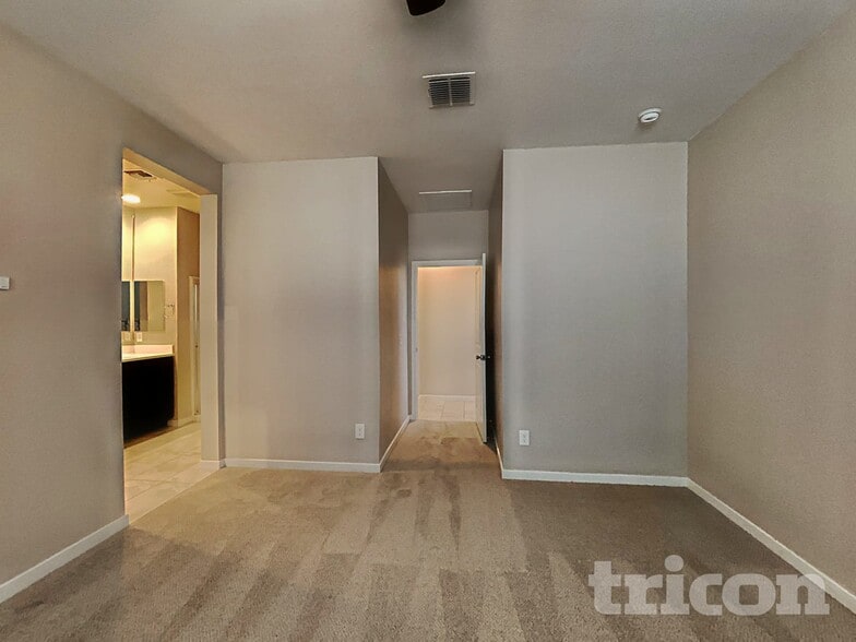 Building Photo - 2422 S 236th Dr