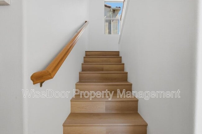 Building Photo - 1087 Waterfall Way
