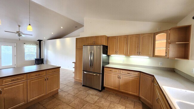 Building Photo - Rental Available in Beautiful Waimea