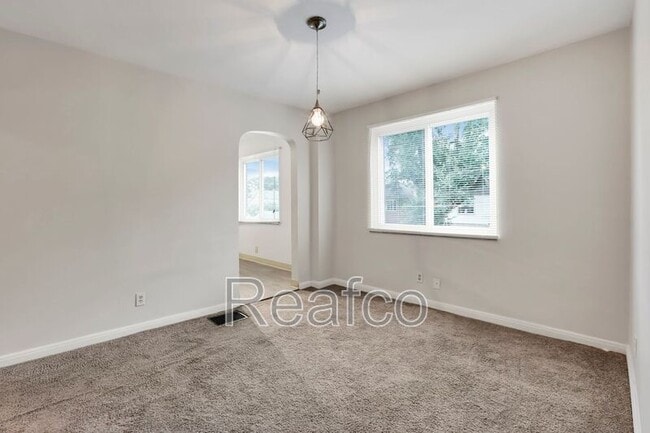 Building Photo - 404 S Chase Ave
