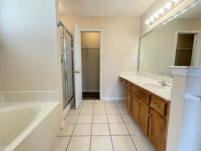 Building Photo - Villas of Northcreek