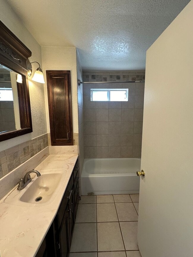 Building Photo - Spacious 3 Bed Home! Convenient Location! HUD Okay!