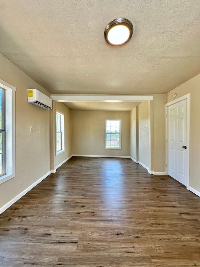 Building Photo - NOW AVAILABLE - Remodeled 1 Bedroom Apartment + Water/Sewer/Trash Included!