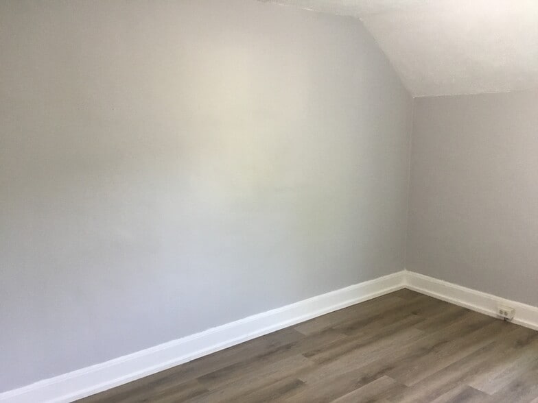 Building Photo - 1705 W 15th St