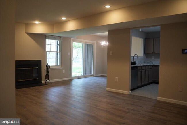 Building Photo - 84 Woodlake Dr