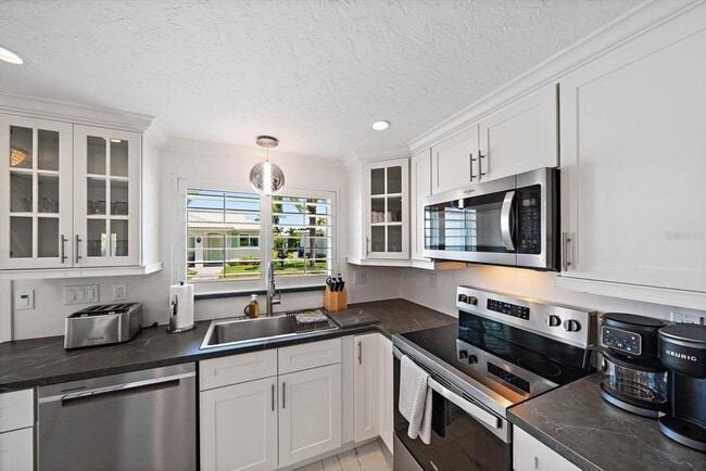Building Photo - 706 Spanish Dr S