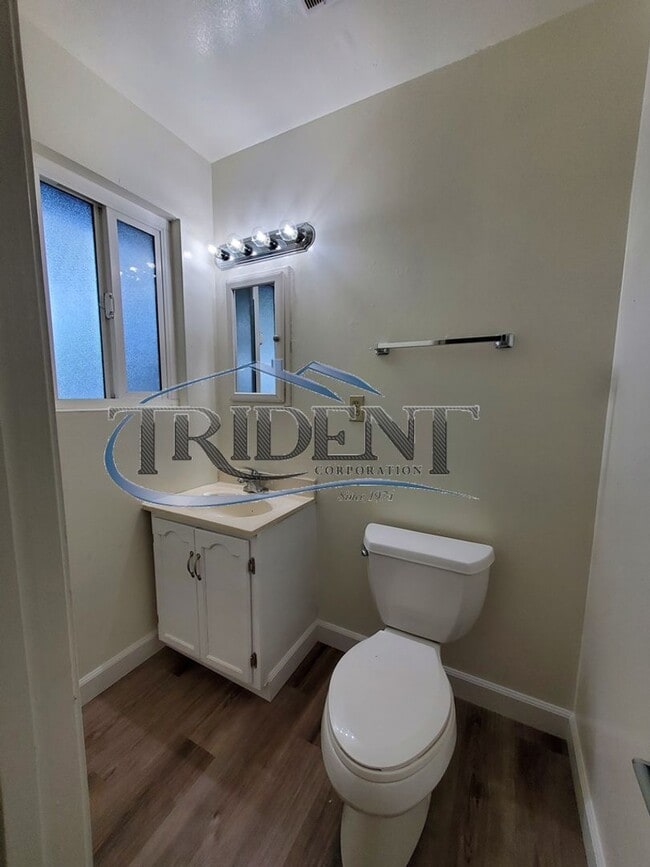 Building Photo - Cute 3 bedroom, 1 ½ bath house