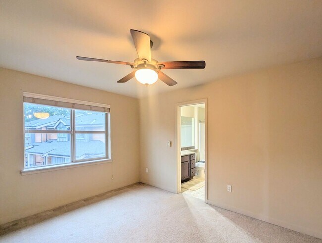 Building Photo - 2Bd/2.25Ba Mukilteo Townhouse