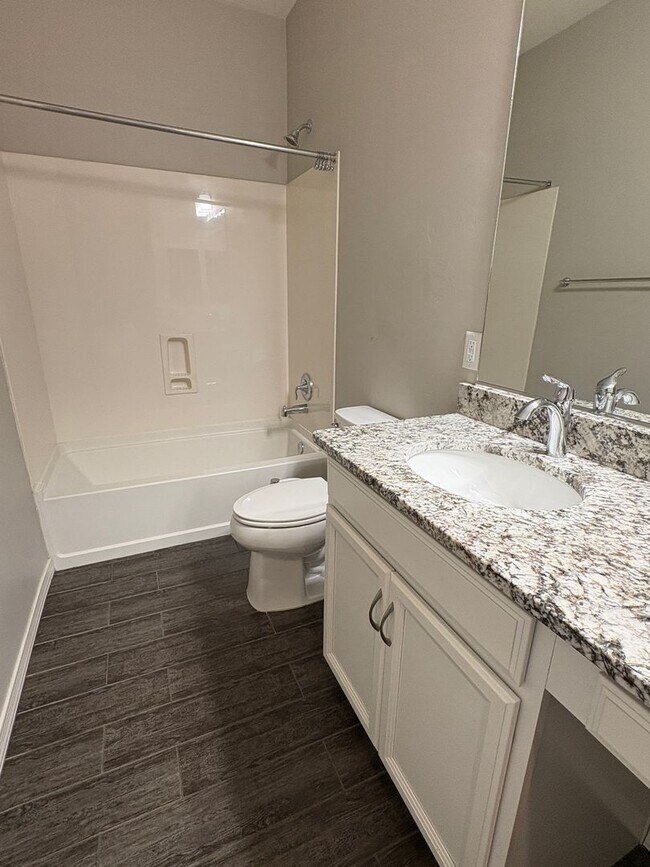 Building Photo - Northwest 3 Bedroom