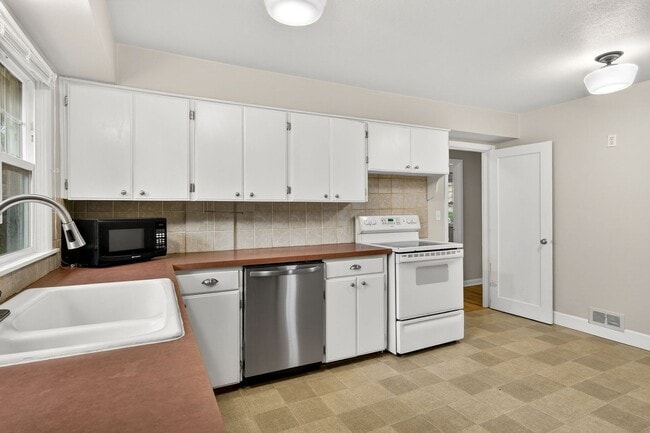 Building Photo - 3660 SE Tenino St