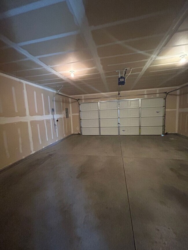 Building Photo - Discover Tranquil Living at Ariposa Park: 4BR, 2.5BA Home