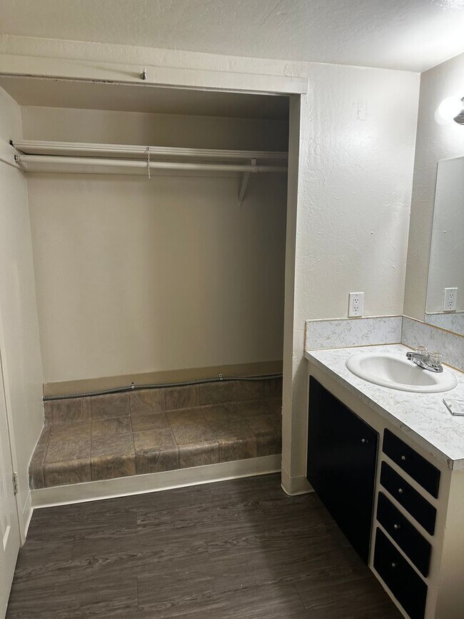 Building Photo - LARGE 1 BED 1 BATH UNIT WITH PRIVATE PATIO