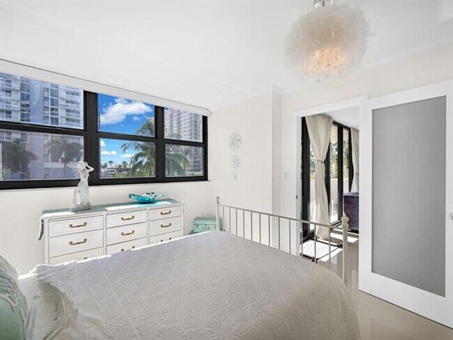 Building Photo - 2049 S Ocean Dr