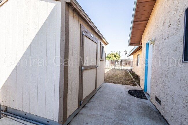 Building Photo - 3 Bedroom/2 Bath with a Pool - $2295 Per Month!