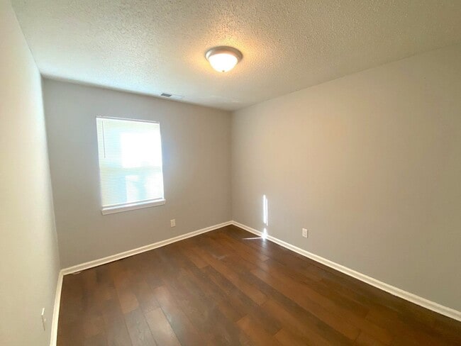 Building Photo - 896 Leacrest Ave