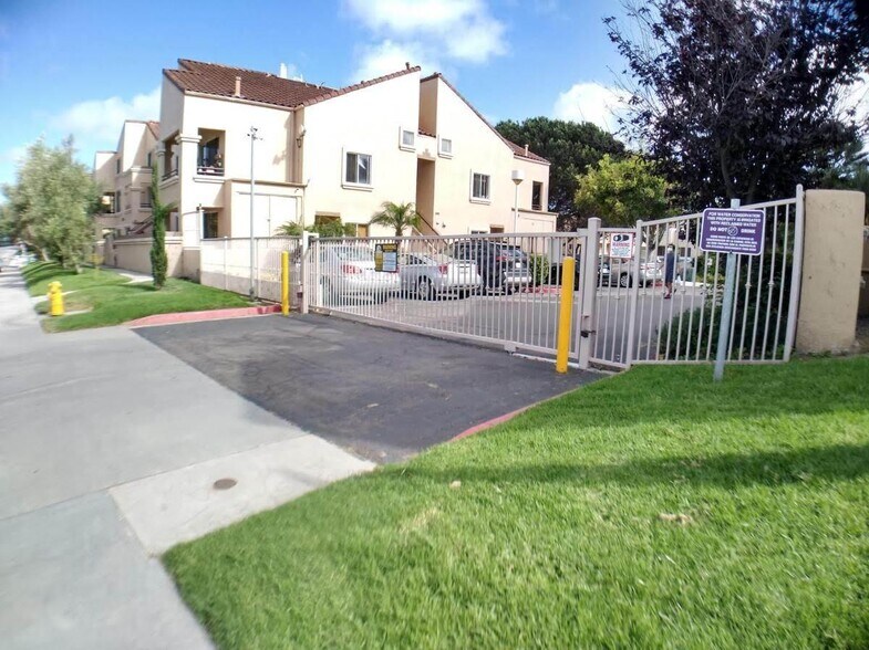 Building Photo - 3989 Nobel Dr