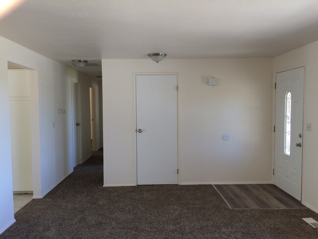 Building Photo - 3bed 2 bath House For Rent!