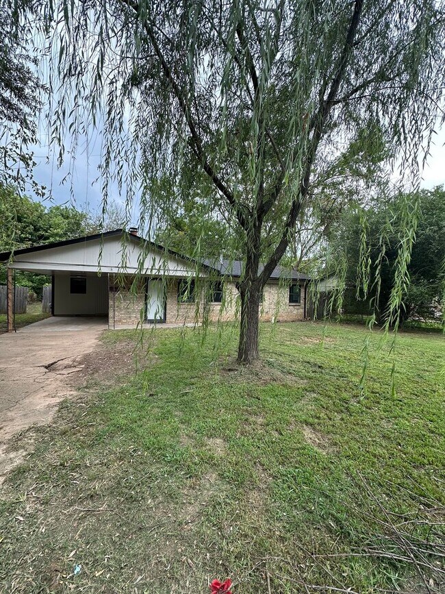 Building Photo - 3 Bedroom and 2 Bathroom home.