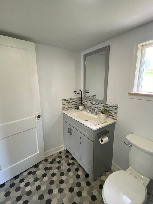 Building Photo - Available May 21st!!!