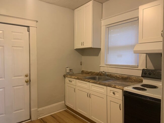 Building Photo - Renovated 3 Bedroom