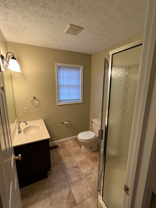 Building Photo - PRIE REDUCTION  3 Bedroom Avail August 2026; Rent $1,600