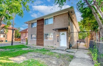 Building Photo - Newly Renovated 2 Bedroom 2 Bath Condo / G...