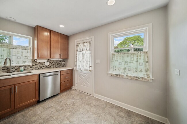 Building Photo - 5320 Suffield Ct