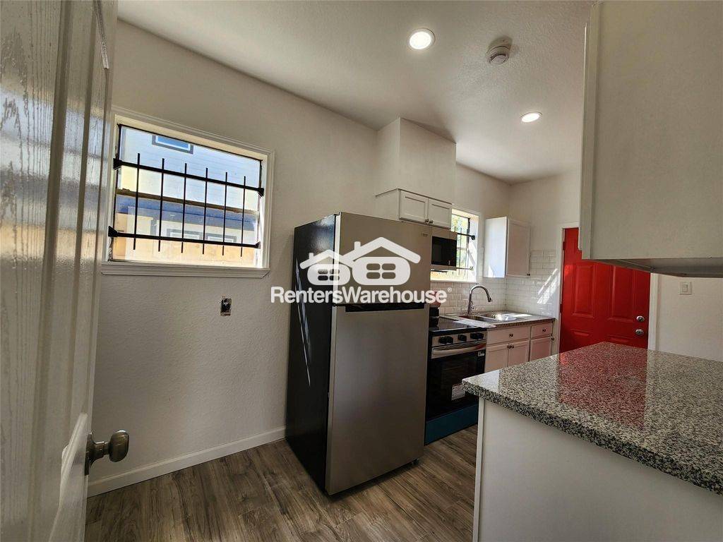 Building Photo - 2706 1/2 Berry St