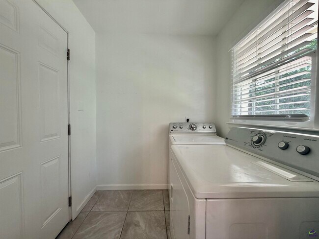 Building Photo - 214 Meadowridge Dr