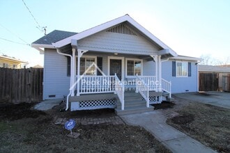 Building Photo - 1042 Las Palmas Ave