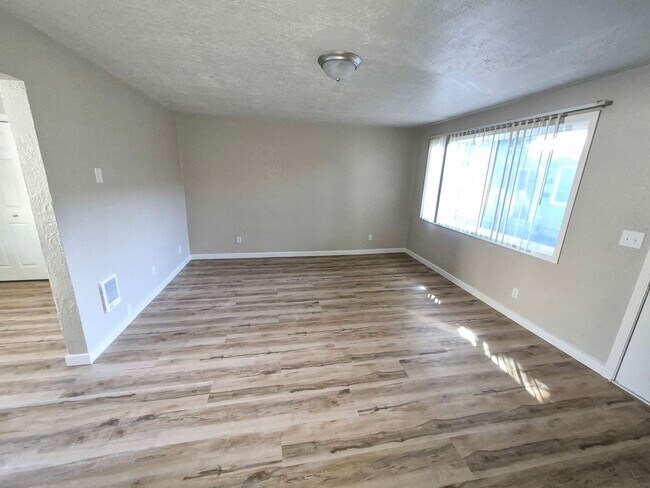 Building Photo - 515-545-545 22nd St SE