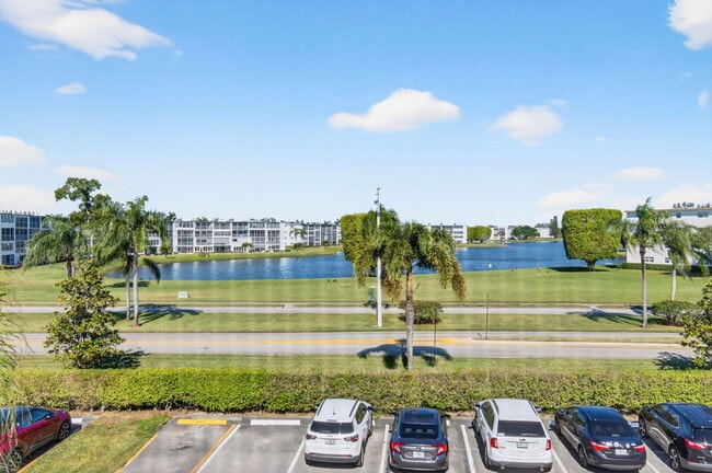 Building Photo - 33 Fanshaw A