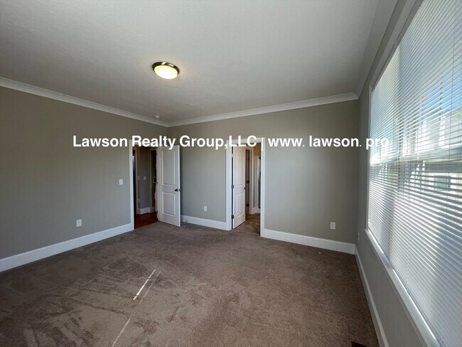 Building Photo - Upscale Three Bedroom in Colonial Green with Garage
