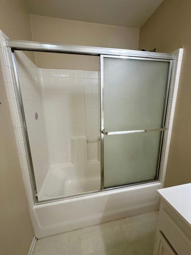 Building Photo - Large 3 bedroom home with loft and large b...