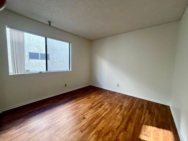 Building Photo - BELLA APARTMENTS: Beautiful 2 Bed - 2 Bath