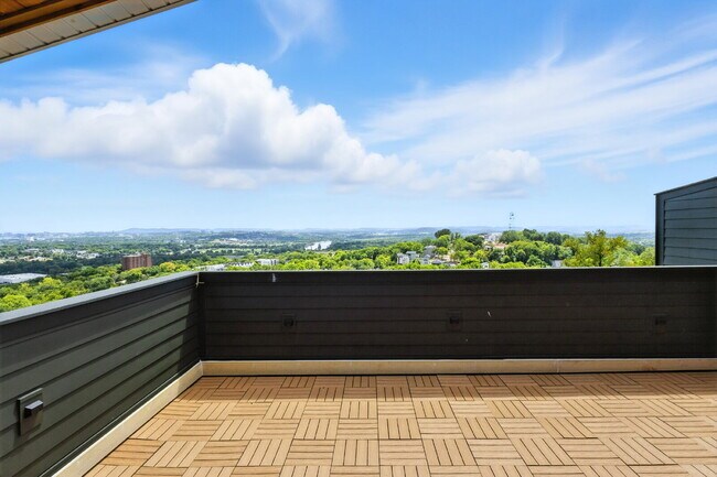 Building Photo - "Spacious 4-Bed, 4-Bath Gem in Nashville -...