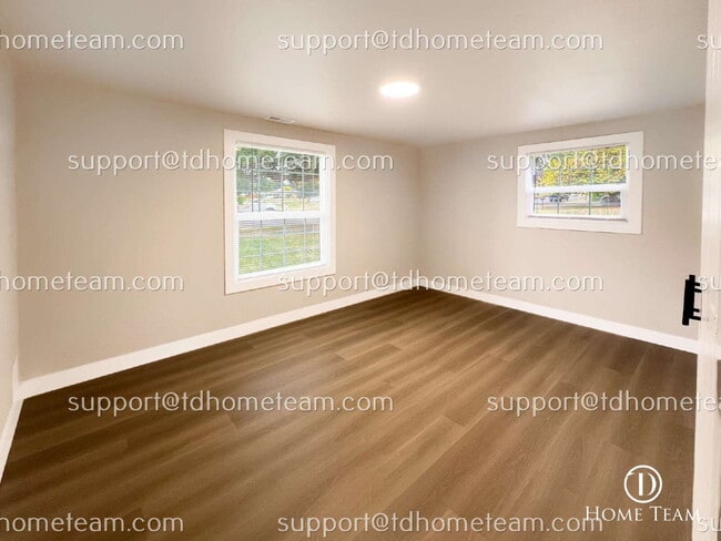 Building Photo - "Charming 4-Bed Haven in Tacoma with Spaci...