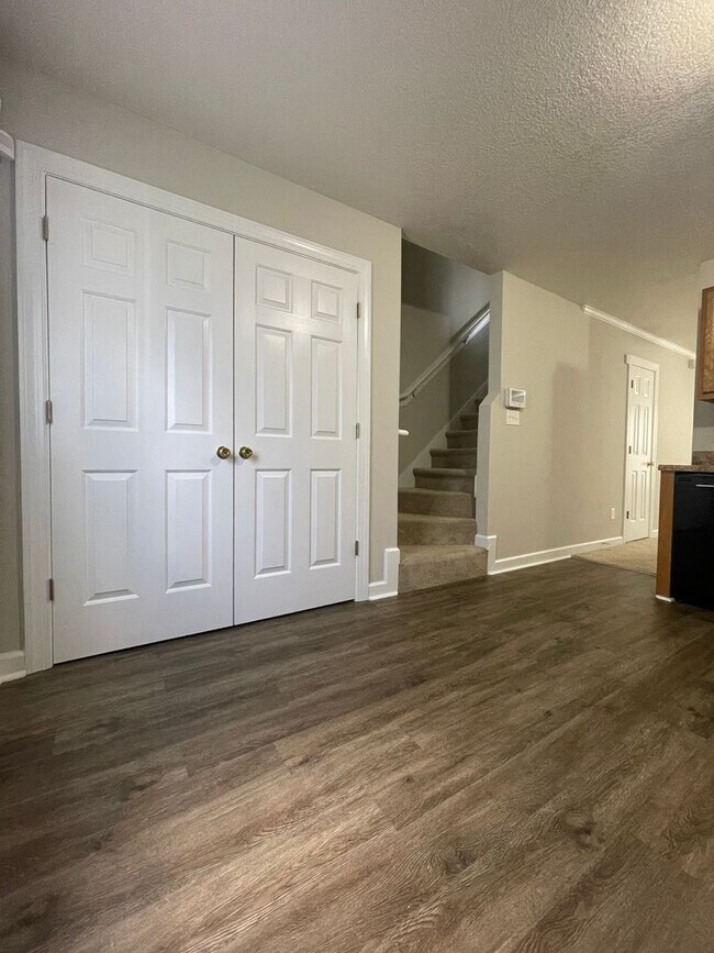 Building Photo - Splendid on Springwood