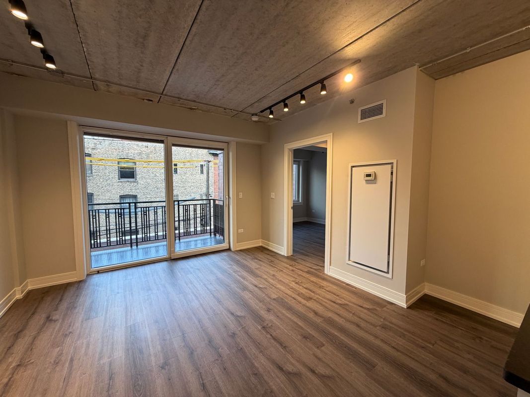Building Photo - 952 W Carmen Ave
