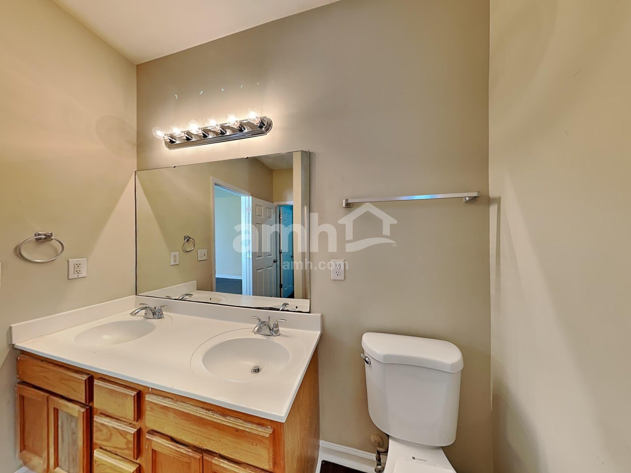 Building Photo - 616 Hanska Way