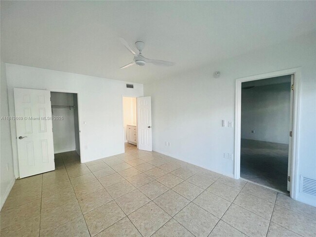 Building Photo - 946 Bay Dr