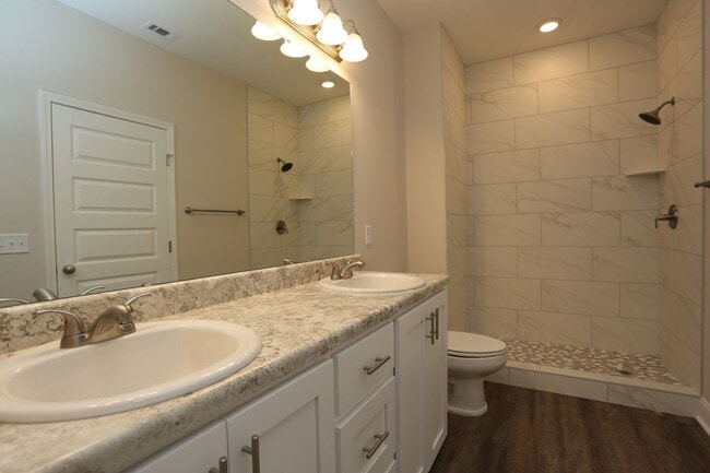 Building Photo - 4 Bedroom Brick House Available TODAY!